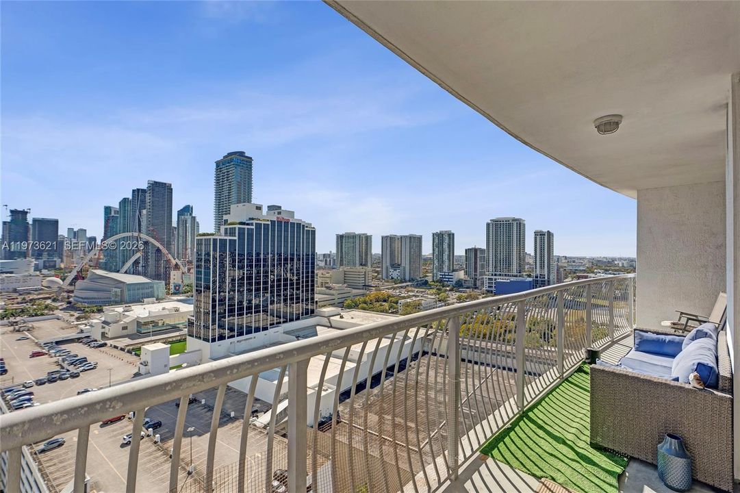 For Sale: $355,000 (1 beds, 1 baths, 821 Square Feet)