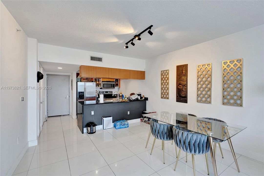 For Sale: $355,000 (1 beds, 1 baths, 821 Square Feet)