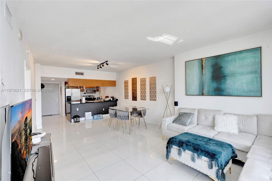 For Sale: $355,000 (1 beds, 1 baths, 821 Square Feet)