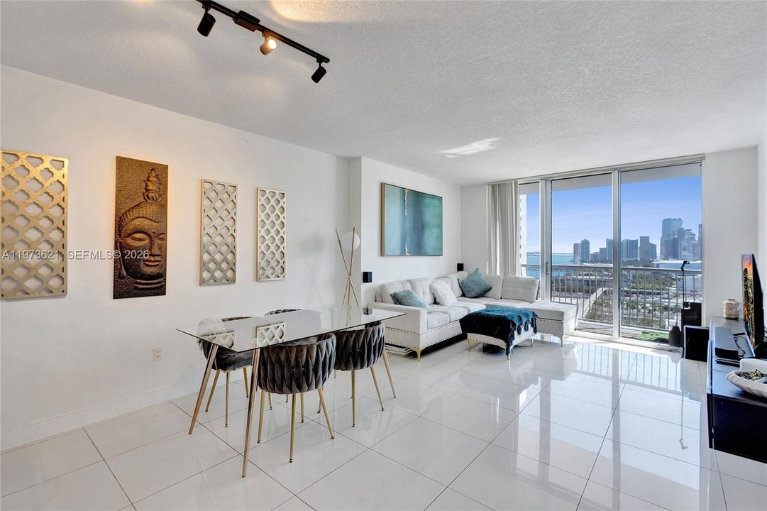 For Sale: $355,000 (1 beds, 1 baths, 821 Square Feet)