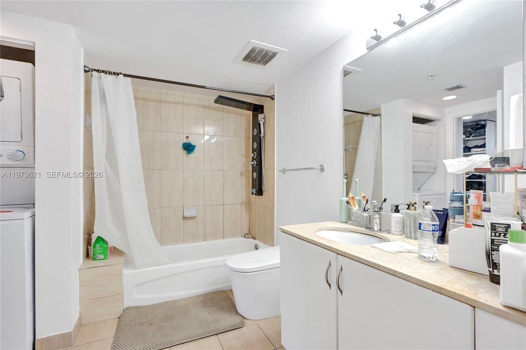 For Sale: $355,000 (1 beds, 1 baths, 821 Square Feet)