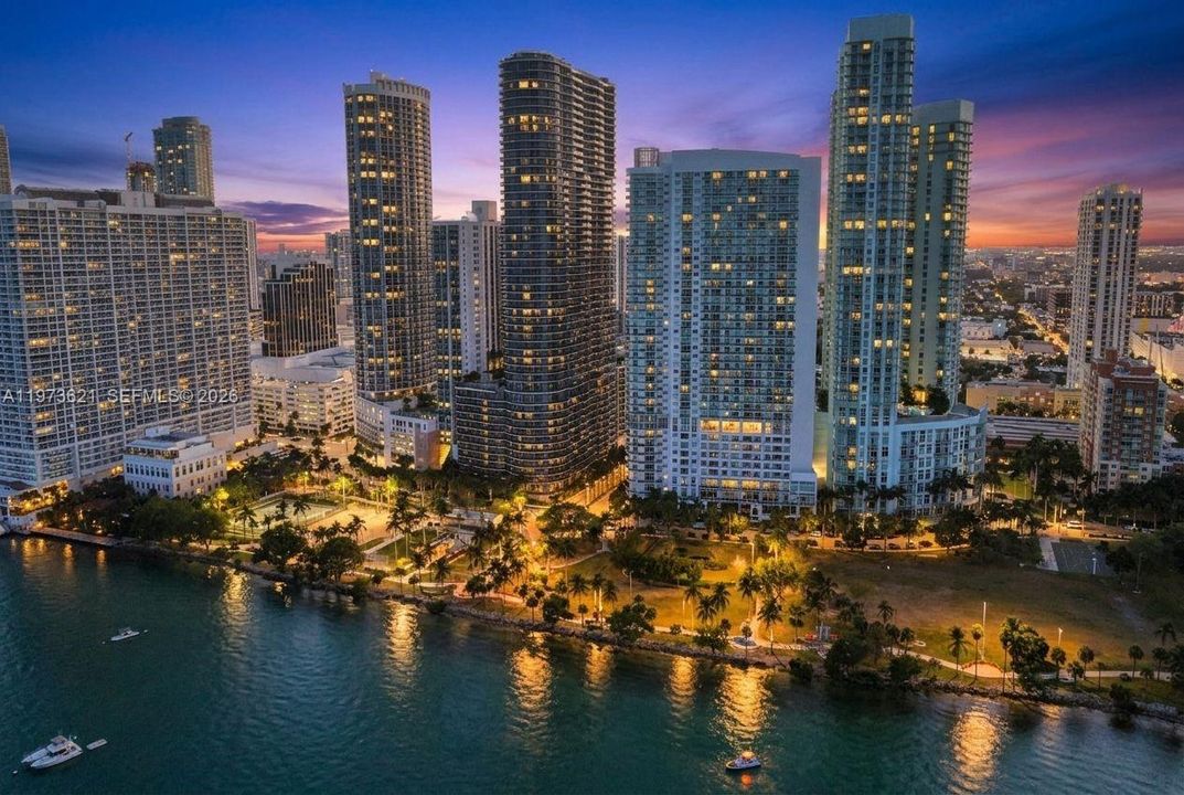 For Sale: $355,000 (1 beds, 1 baths, 821 Square Feet)