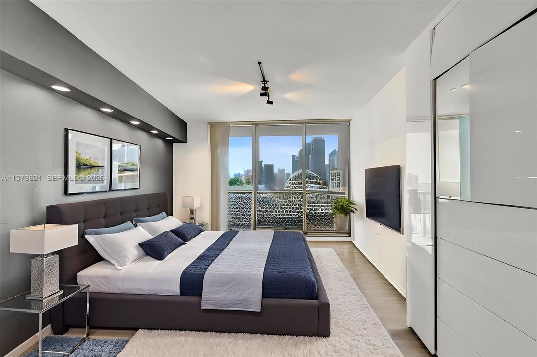 For Sale: $355,000 (1 beds, 1 baths, 821 Square Feet)