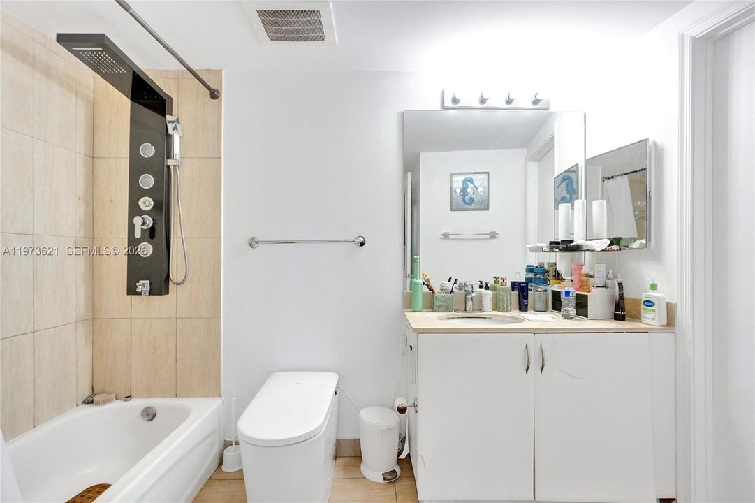 For Sale: $355,000 (1 beds, 1 baths, 821 Square Feet)