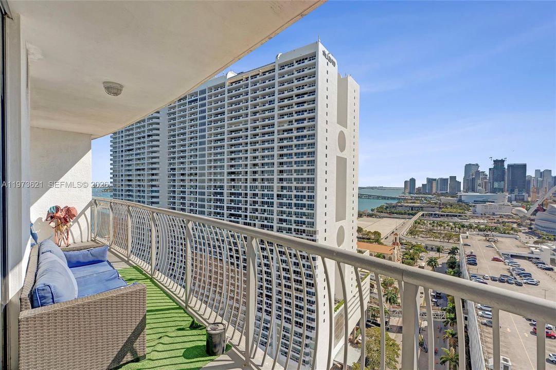 For Sale: $355,000 (1 beds, 1 baths, 821 Square Feet)