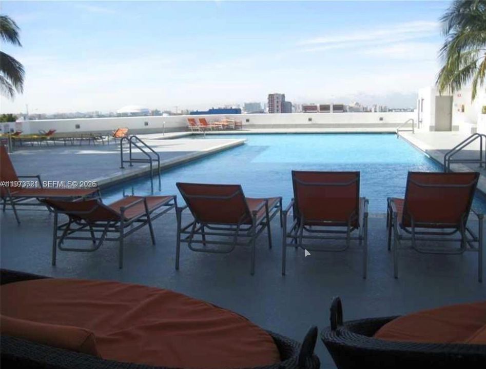 For Sale: $355,000 (1 beds, 1 baths, 821 Square Feet)