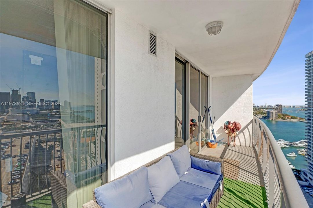 For Sale: $355,000 (1 beds, 1 baths, 821 Square Feet)