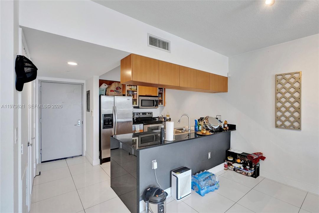 For Sale: $355,000 (1 beds, 1 baths, 821 Square Feet)