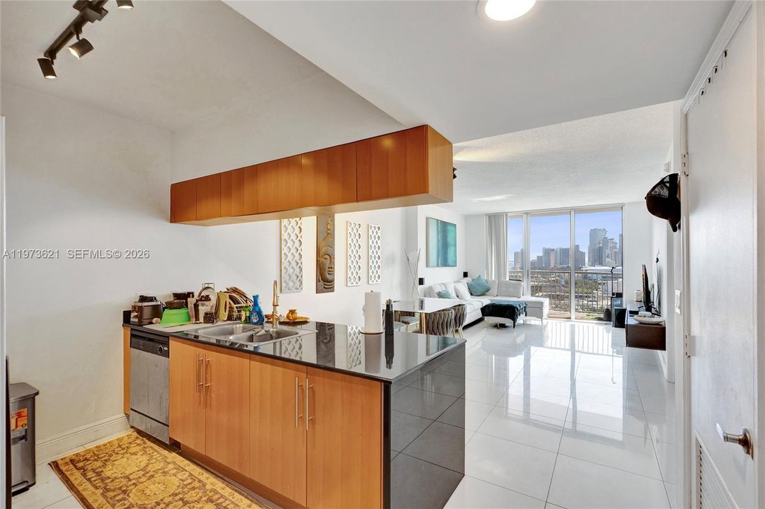 For Sale: $355,000 (1 beds, 1 baths, 821 Square Feet)