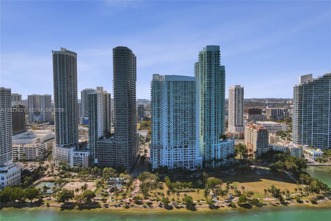For Sale: $355,000 (1 beds, 1 baths, 821 Square Feet)