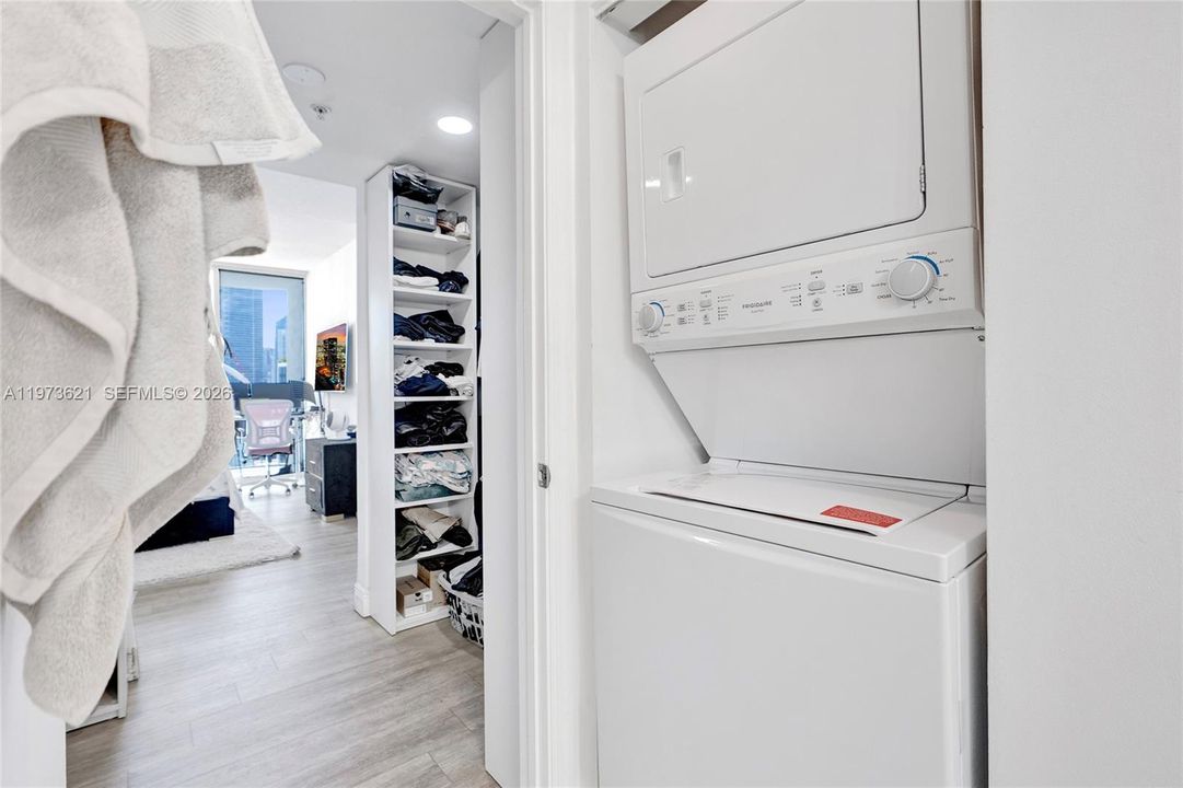 For Sale: $355,000 (1 beds, 1 baths, 821 Square Feet)