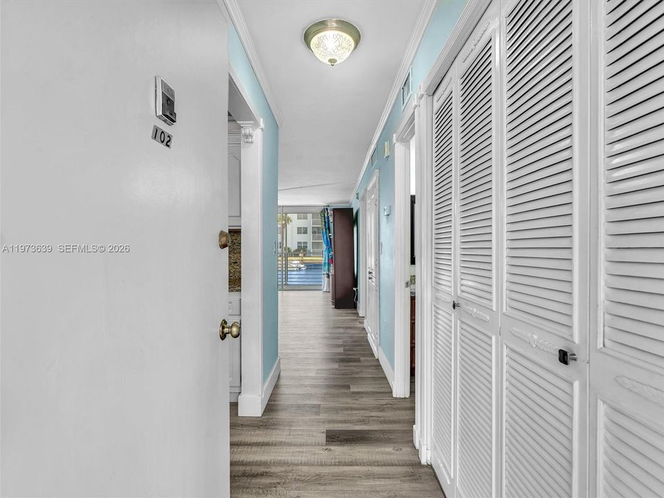 For Sale: $195,000 (1 beds, 1 baths, 812 Square Feet)