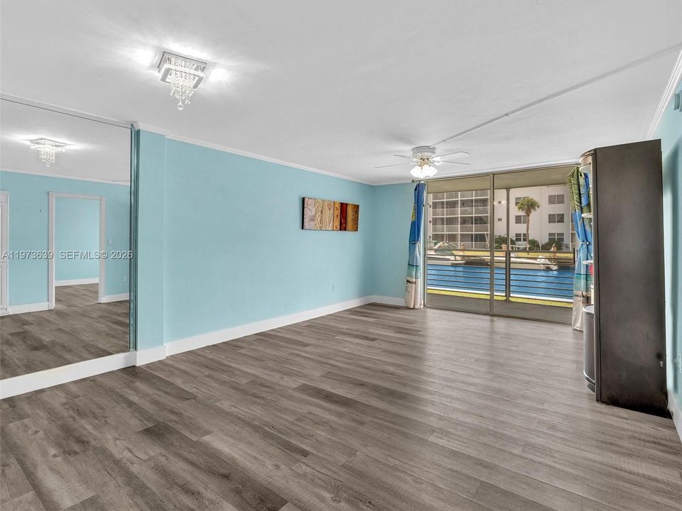 For Sale: $195,000 (1 beds, 1 baths, 812 Square Feet)