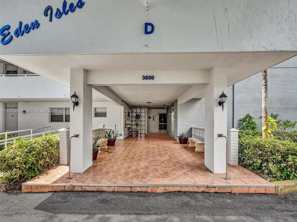 For Sale: $195,000 (1 beds, 1 baths, 812 Square Feet)