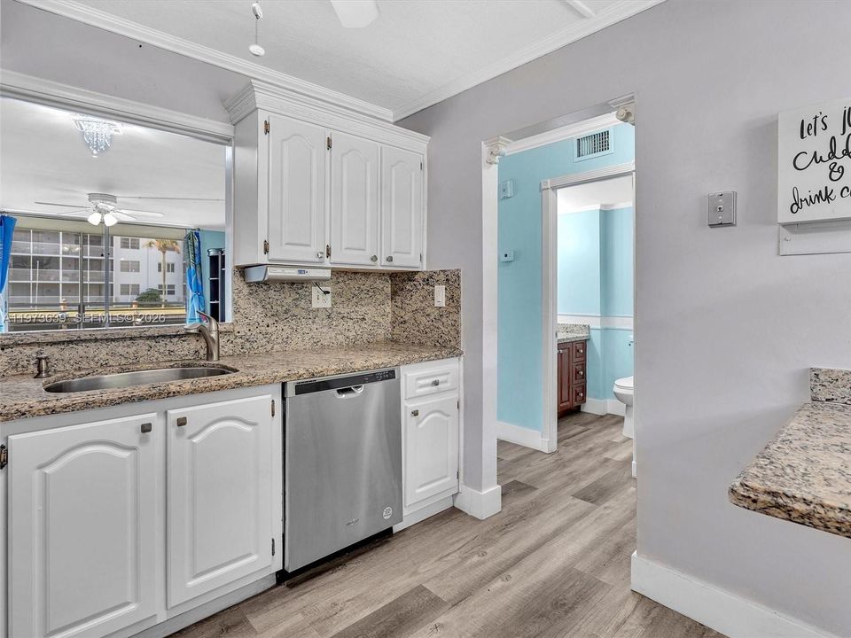 For Sale: $195,000 (1 beds, 1 baths, 812 Square Feet)