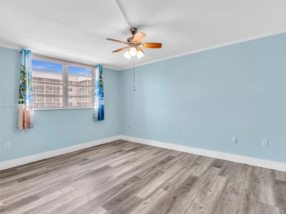 For Sale: $195,000 (1 beds, 1 baths, 812 Square Feet)