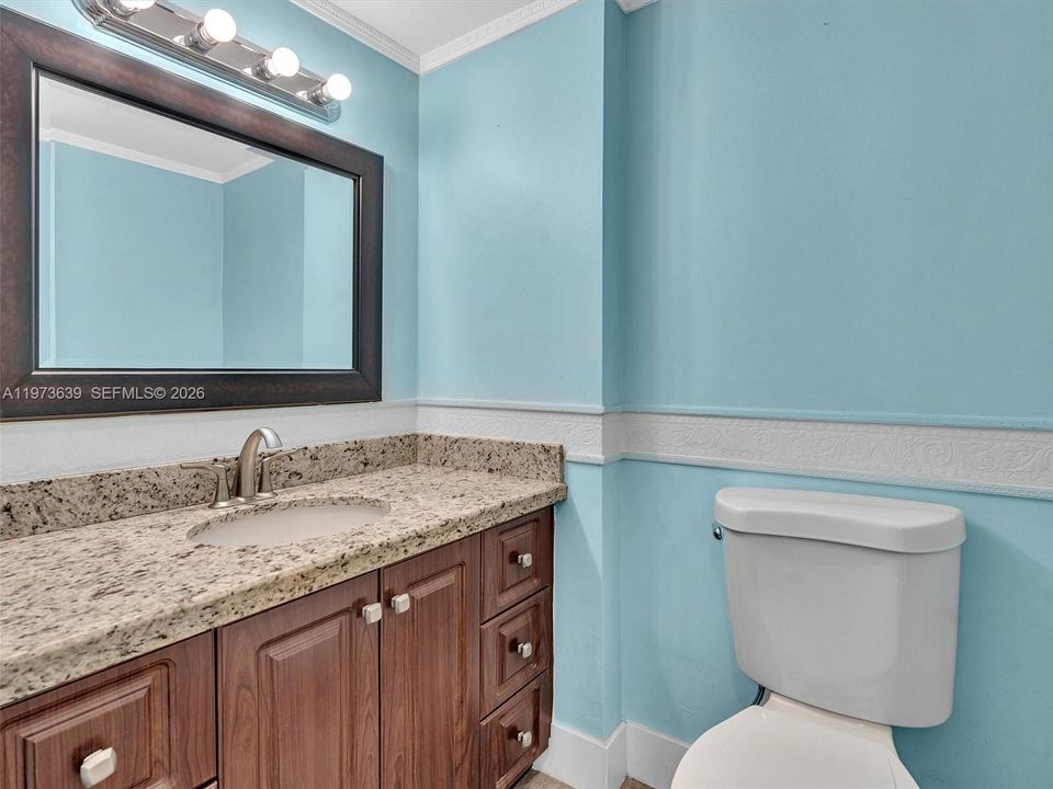 For Sale: $195,000 (1 beds, 1 baths, 812 Square Feet)