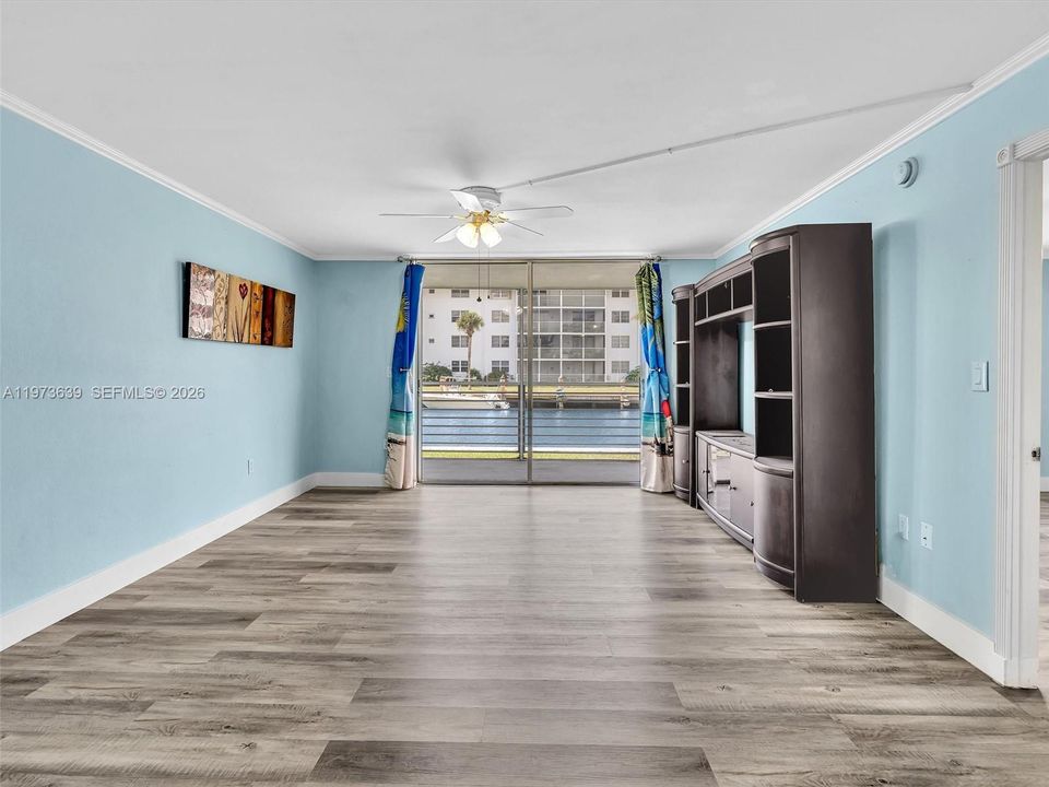 For Sale: $195,000 (1 beds, 1 baths, 812 Square Feet)