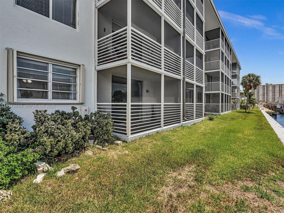 For Sale: $195,000 (1 beds, 1 baths, 812 Square Feet)