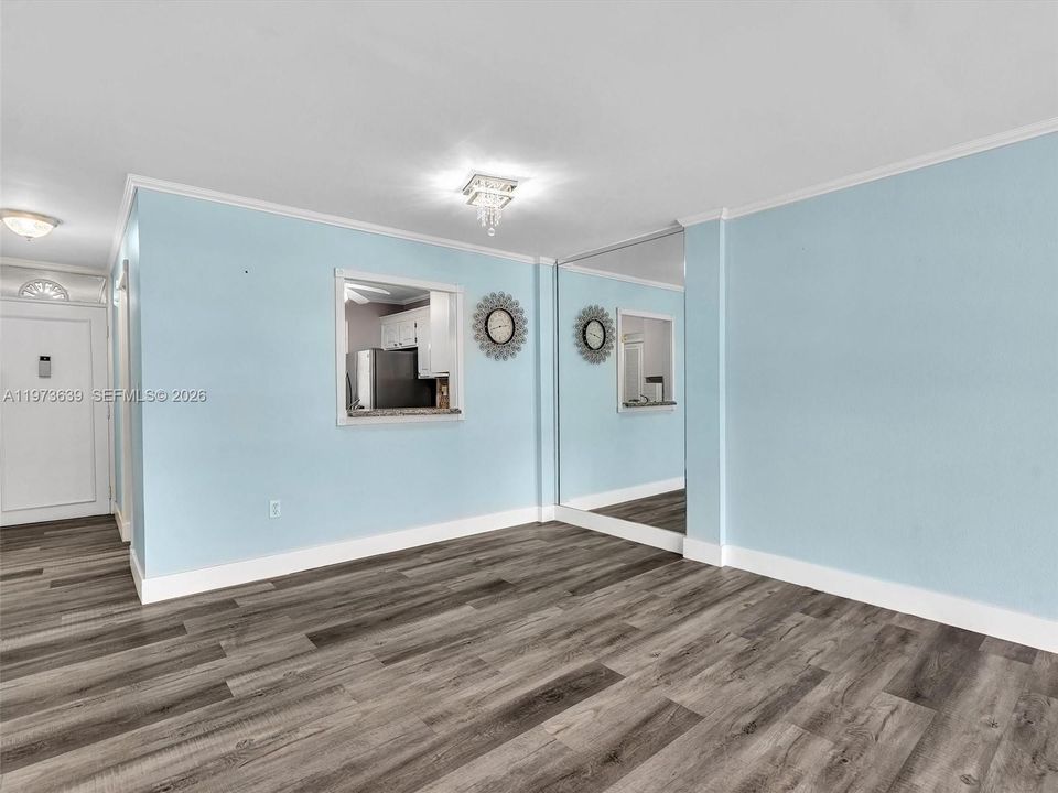 For Sale: $195,000 (1 beds, 1 baths, 812 Square Feet)