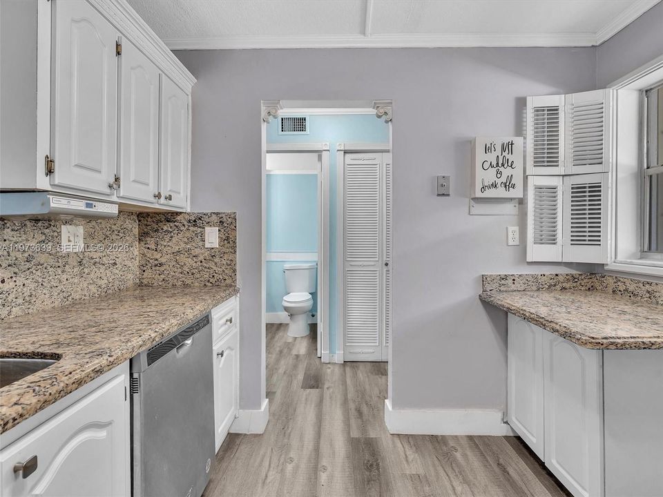 For Sale: $195,000 (1 beds, 1 baths, 812 Square Feet)