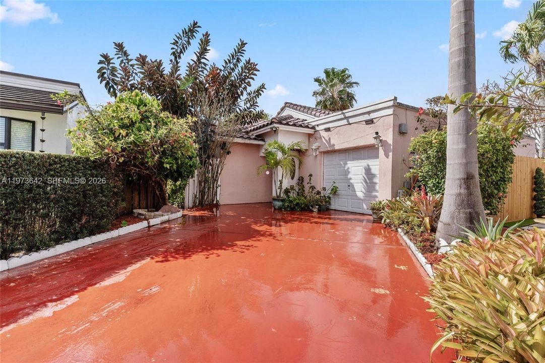 Recently Sold: $420,000 (3 beds, 2 baths, 1282 Square Feet)