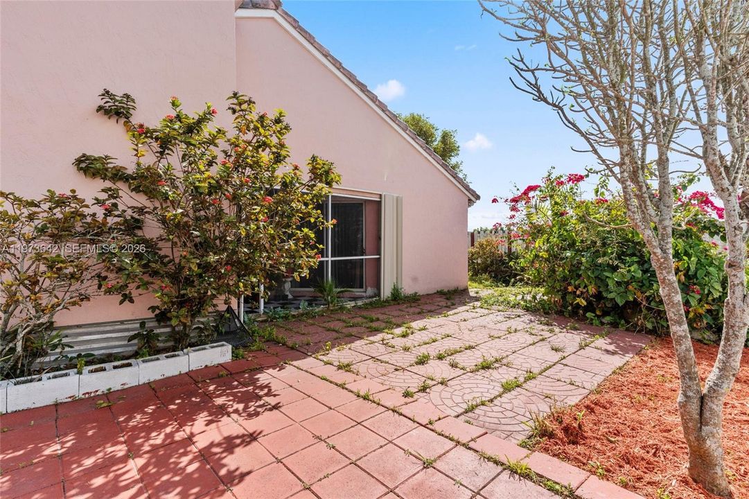 Recently Sold: $420,000 (3 beds, 2 baths, 1282 Square Feet)