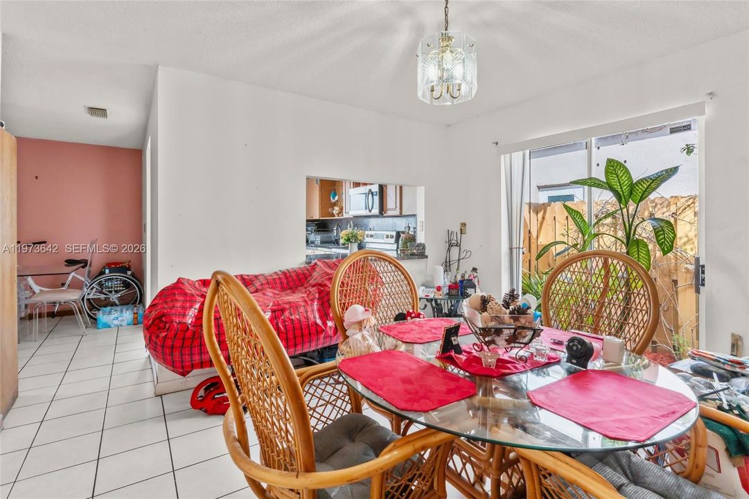 Recently Sold: $420,000 (3 beds, 2 baths, 1282 Square Feet)