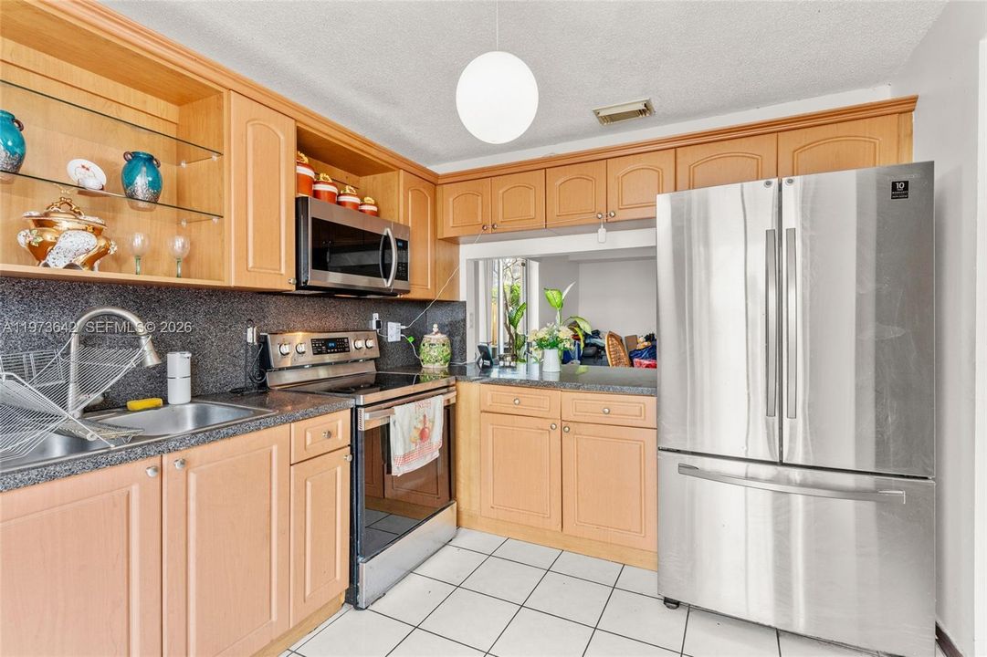 Recently Sold: $420,000 (3 beds, 2 baths, 1282 Square Feet)