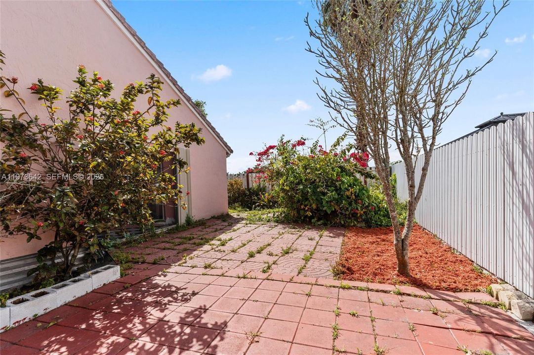 Recently Sold: $420,000 (3 beds, 2 baths, 1282 Square Feet)