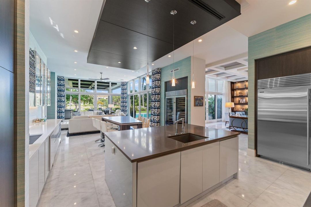 Chef's Kitchen w/ Island