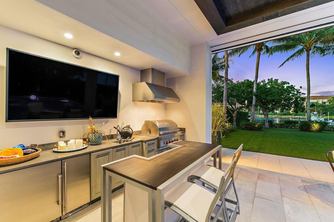 Lanai w/ Summer Kitchen