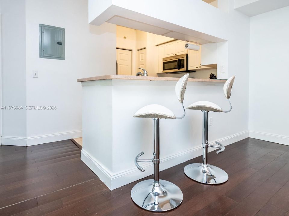 For Sale: $499,900 (2 beds, 2 baths, 1024 Square Feet)