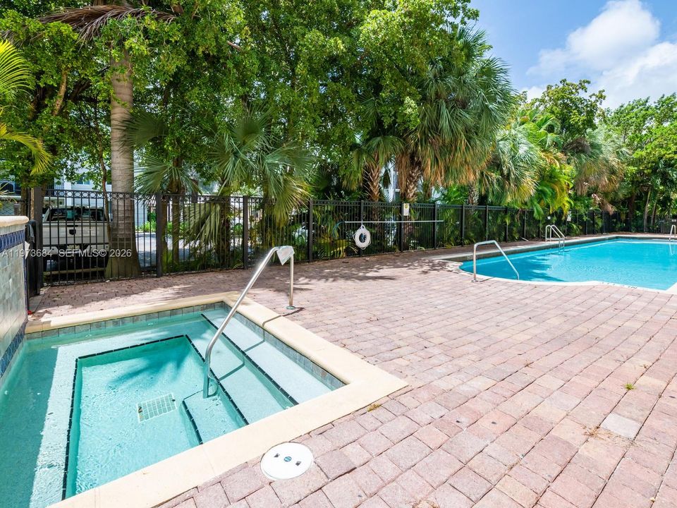For Sale: $499,900 (2 beds, 2 baths, 1024 Square Feet)