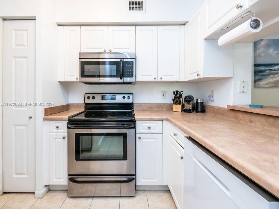 For Sale: $499,900 (2 beds, 2 baths, 1024 Square Feet)
