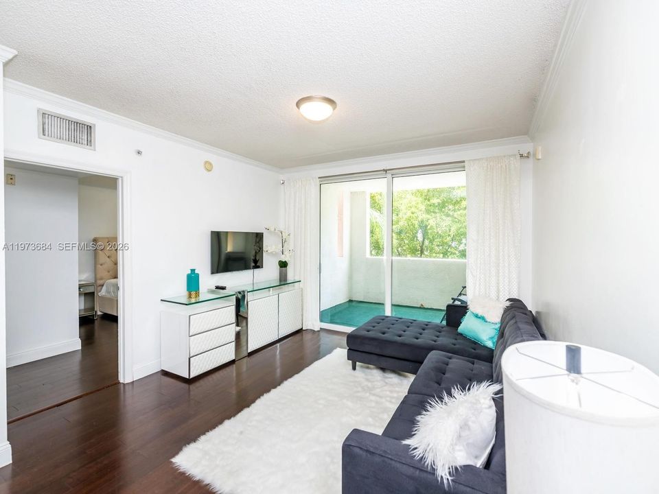 For Sale: $499,900 (2 beds, 2 baths, 1024 Square Feet)