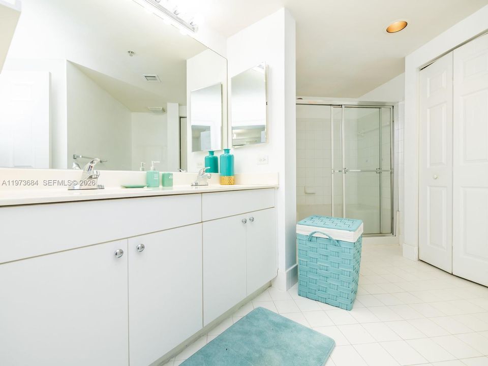 For Sale: $499,900 (2 beds, 2 baths, 1024 Square Feet)