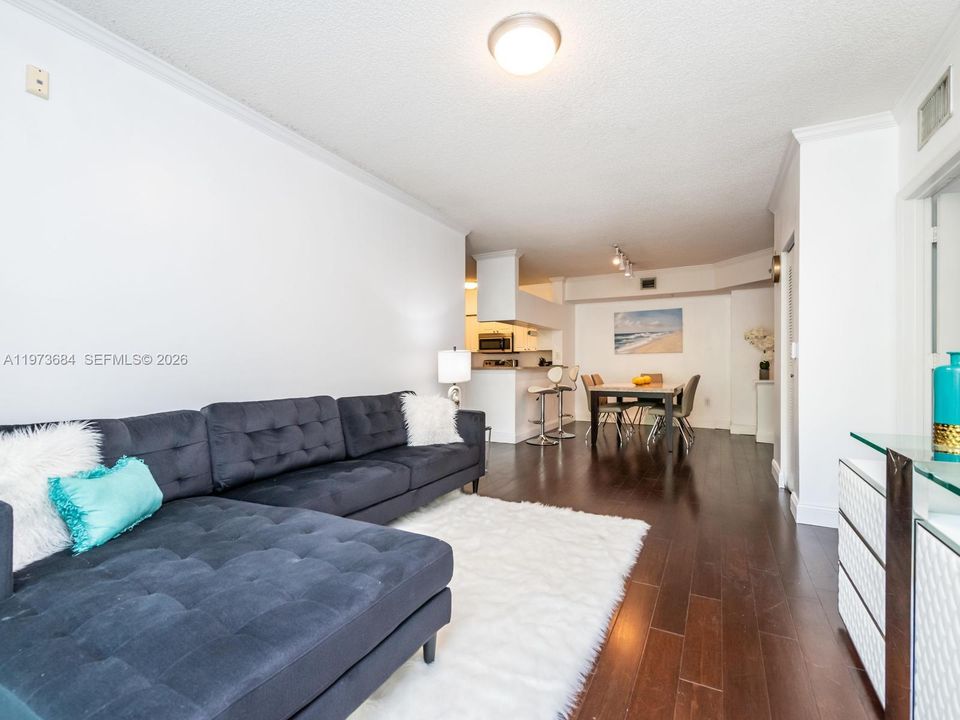 For Sale: $499,900 (2 beds, 2 baths, 1024 Square Feet)