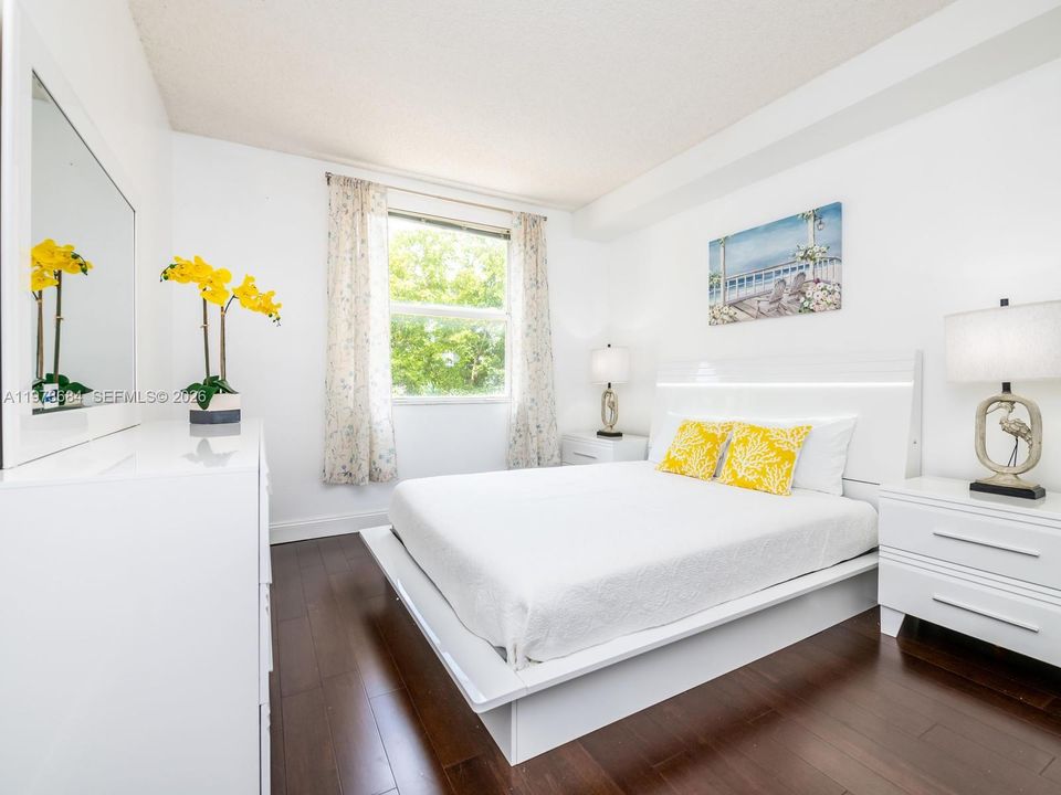 For Sale: $499,900 (2 beds, 2 baths, 1024 Square Feet)