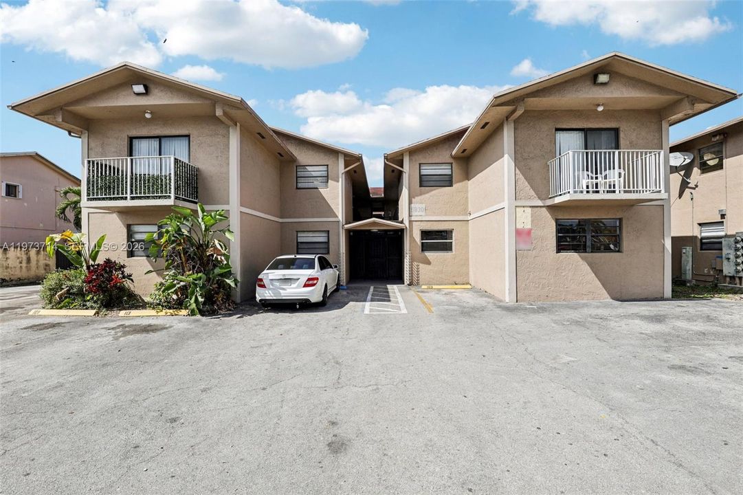 Activo con contrato: $247,000 (2 camas, 2 baños, 779 Pies cuadrados)