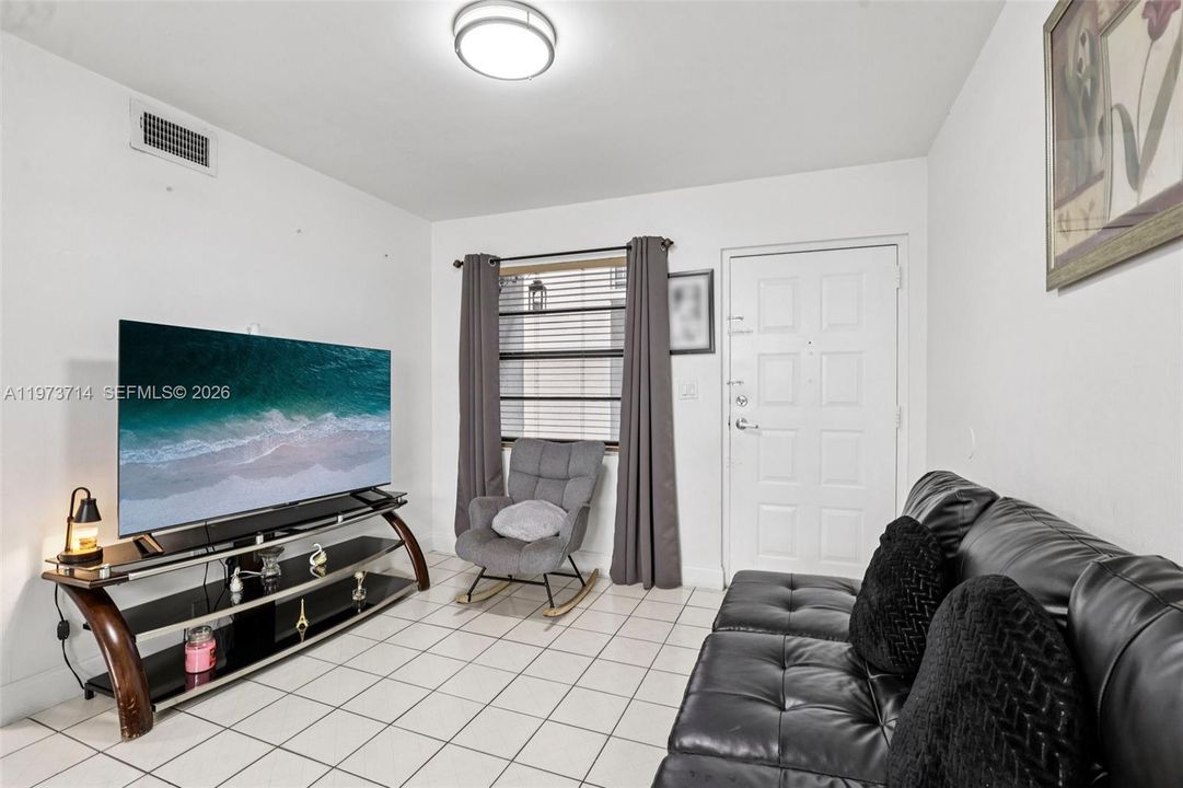 Activo con contrato: $247,000 (2 camas, 2 baños, 779 Pies cuadrados)