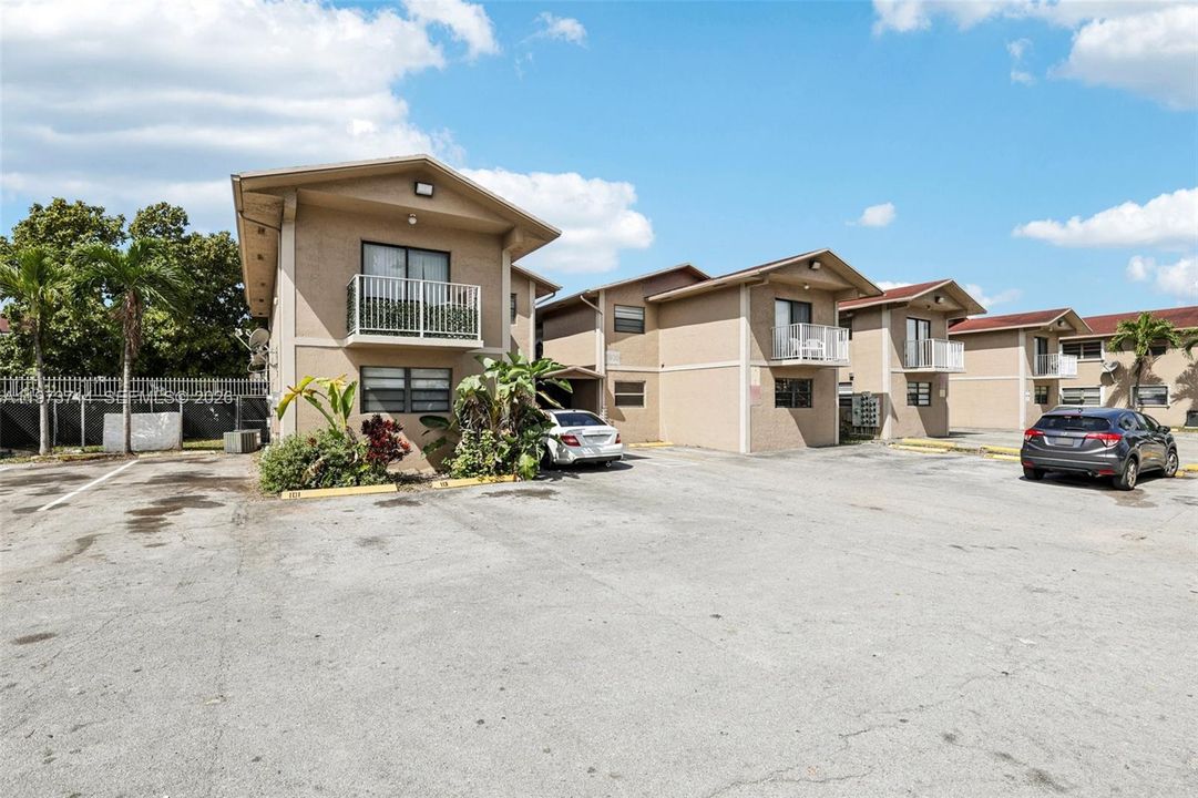 Activo con contrato: $247,000 (2 camas, 2 baños, 779 Pies cuadrados)