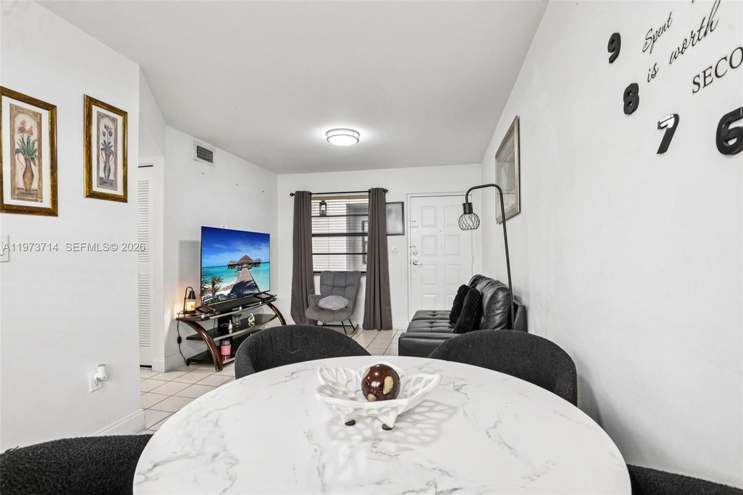 Activo con contrato: $247,000 (2 camas, 2 baños, 779 Pies cuadrados)