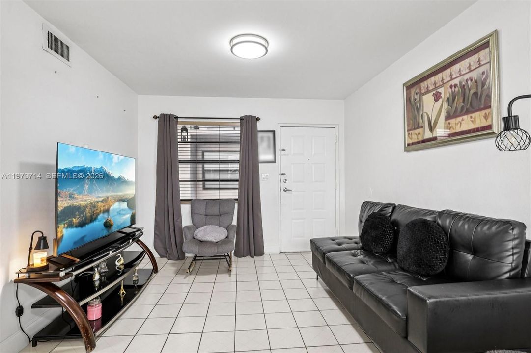 Activo con contrato: $247,000 (2 camas, 2 baños, 779 Pies cuadrados)