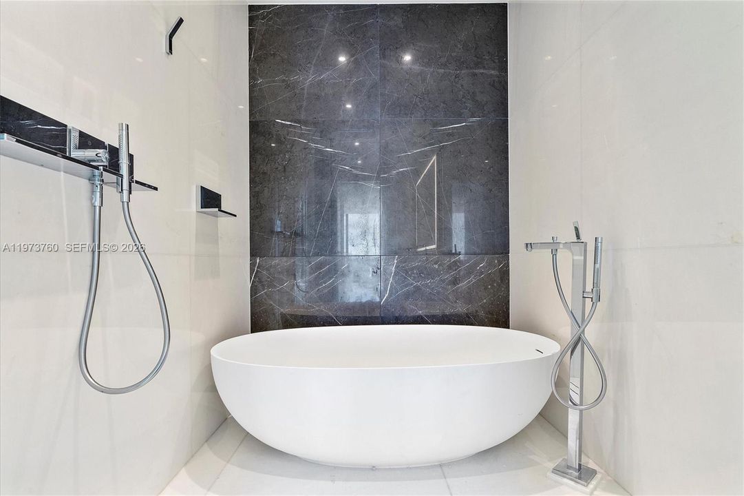 For Sale: $2,995,000 (2 beds, 3 baths, 1829 Square Feet)