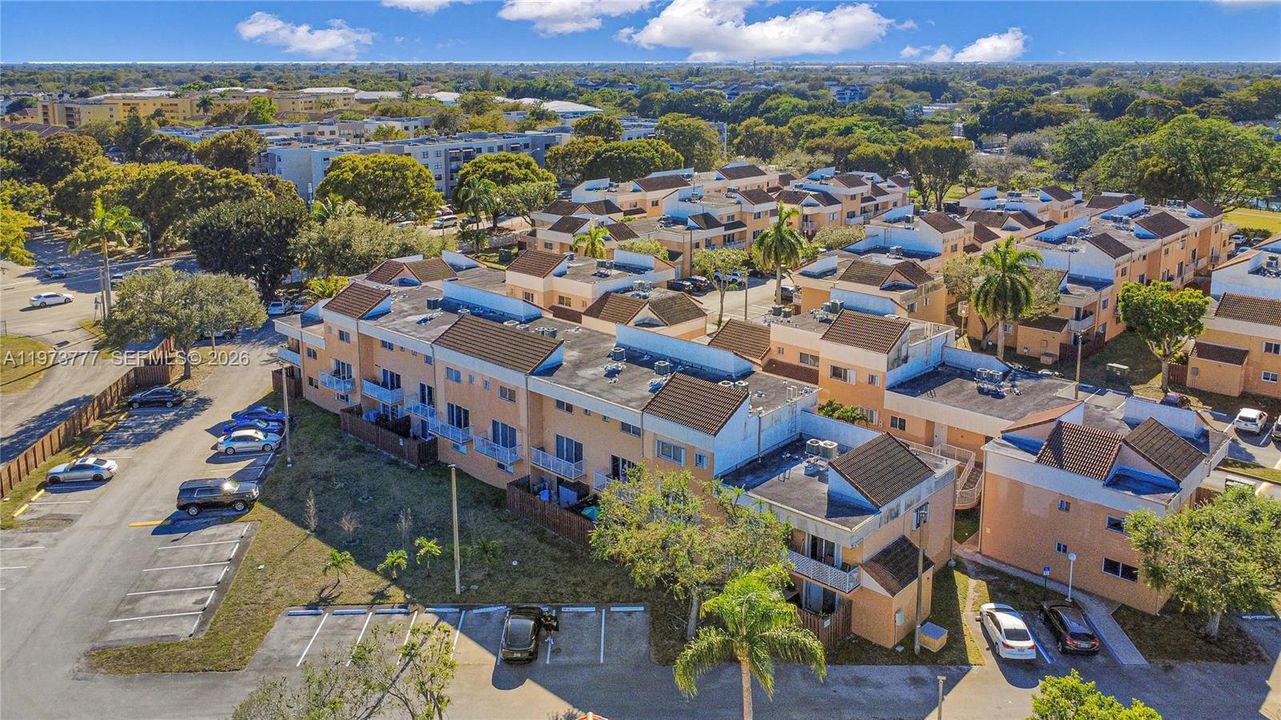 合同活跃: $243,000 (2 贝兹, 2 浴室, 900 平方英尺)