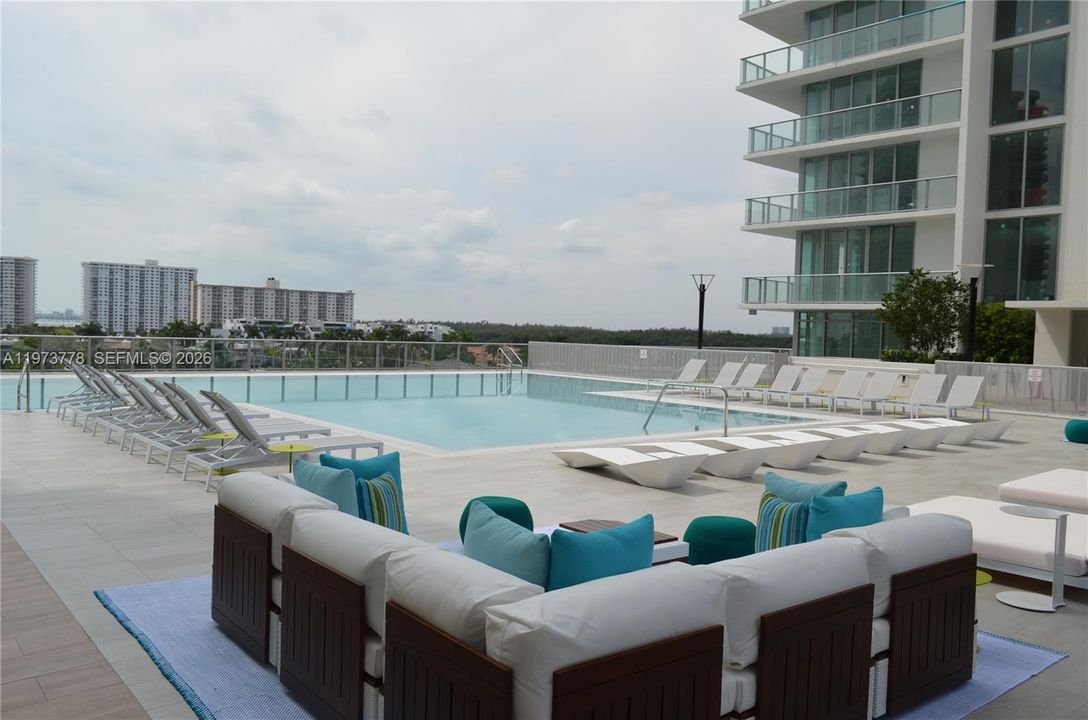 For Sale: $1,180,000 (2 beds, 3 baths, 1541 Square Feet)