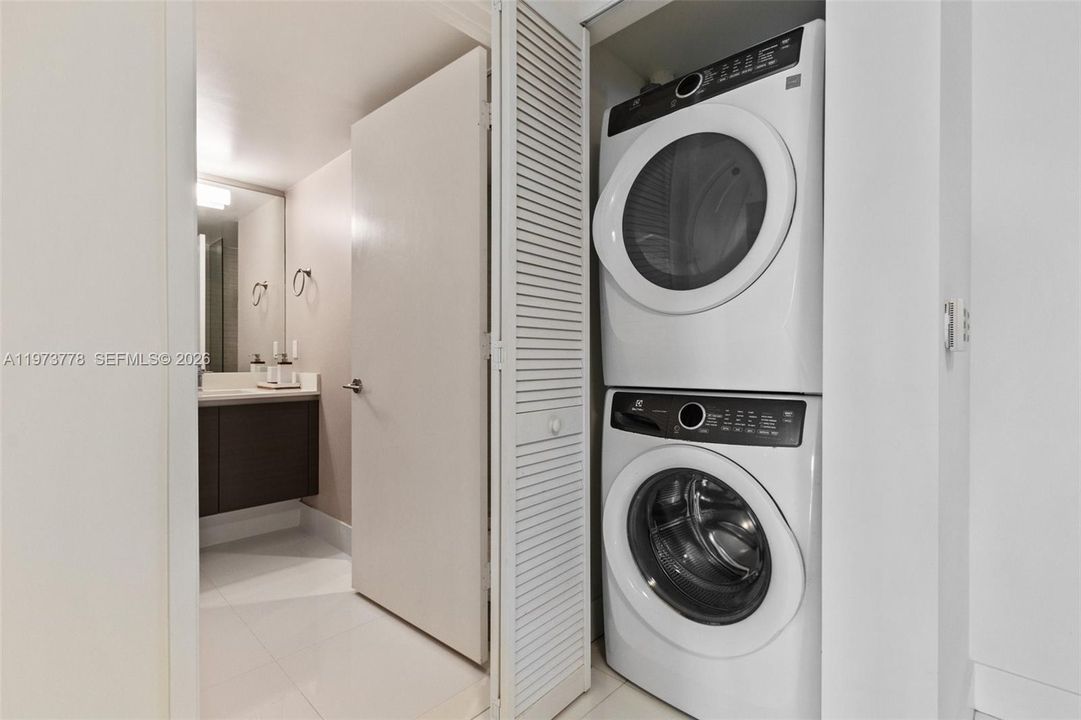 For Sale: $1,180,000 (2 beds, 3 baths, 1541 Square Feet)