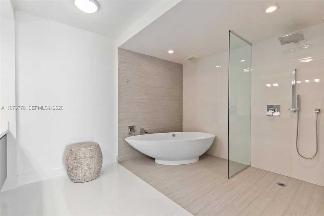 For Sale: $1,180,000 (2 beds, 3 baths, 1541 Square Feet)