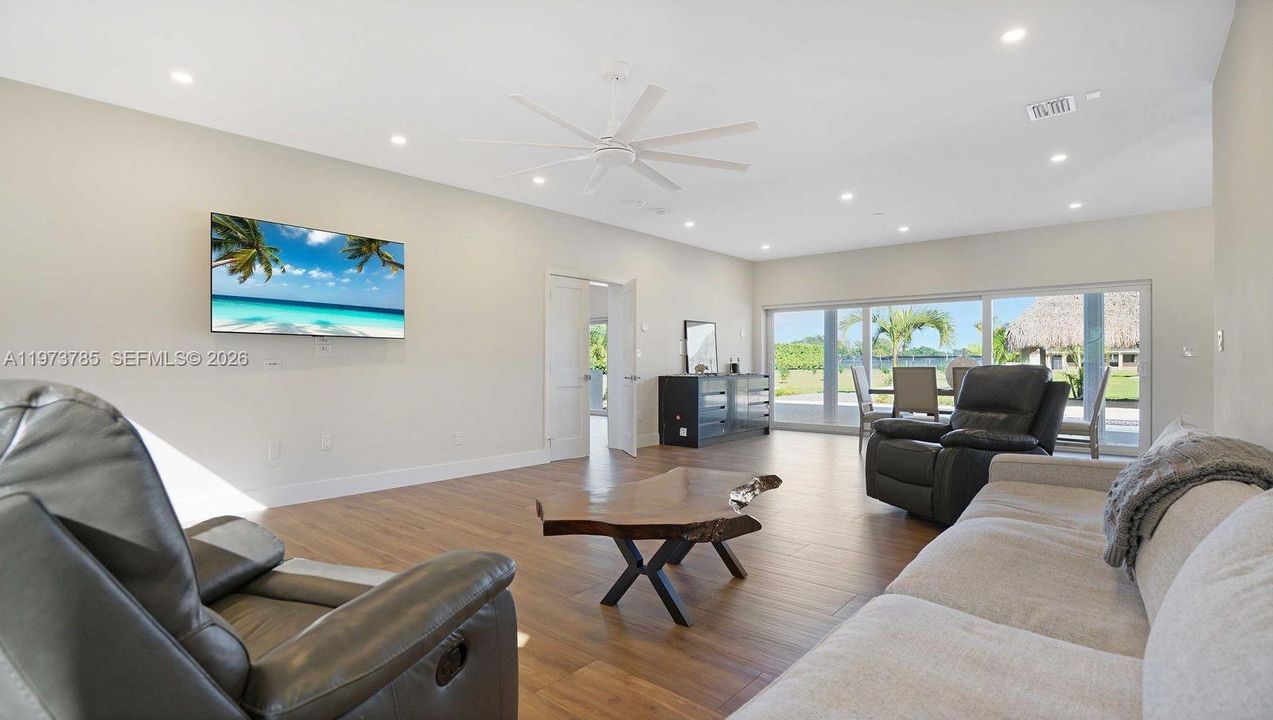 For Sale: $2,850,000 (6 beds, 3 baths, 5052 Square Feet)